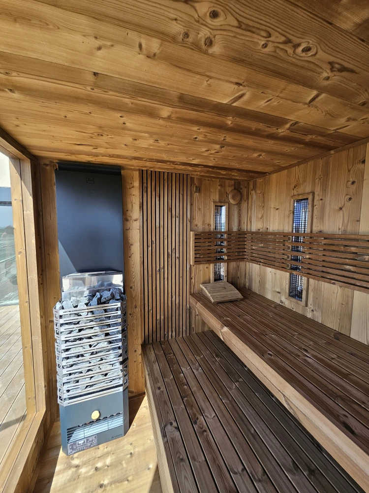 Exteriérový sauna dom na terase bytového domu
