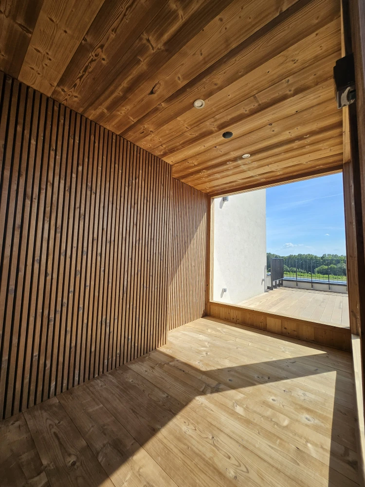 Exteriérový sauna dom na terase bytového domu
