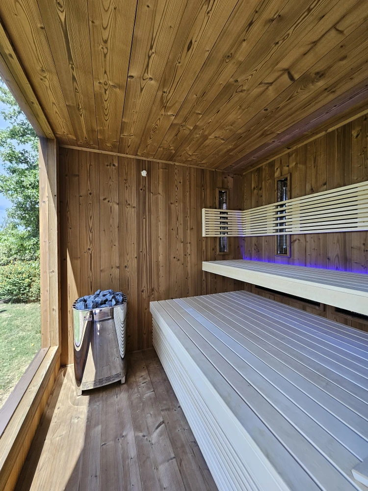 Exteriérvá sauna s terasou a prestrešením