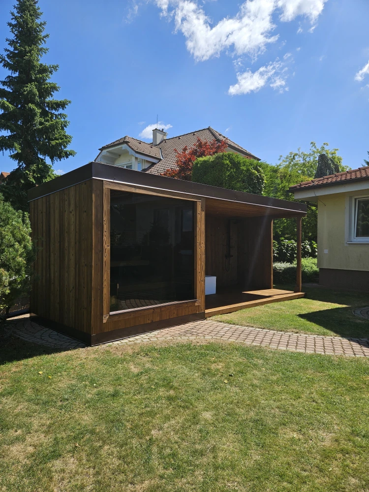 Exteriérvá sauna s terasou a prestrešením