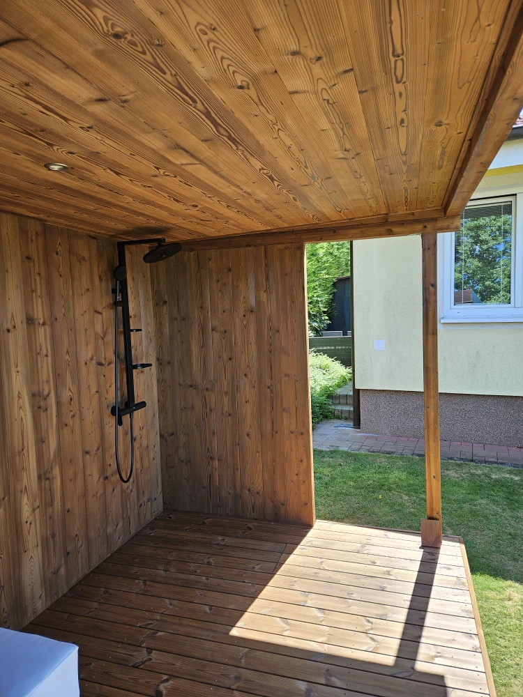 Exteriérvá sauna s terasou a prestrešením