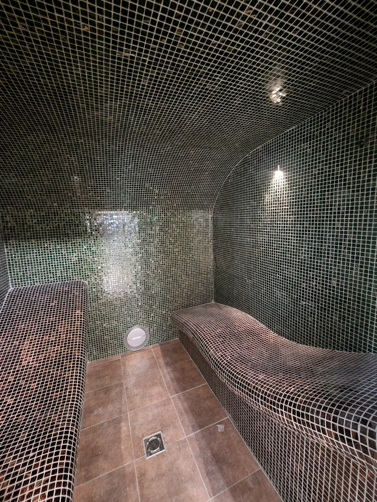 Parná sauna s ergonomickými lavicami