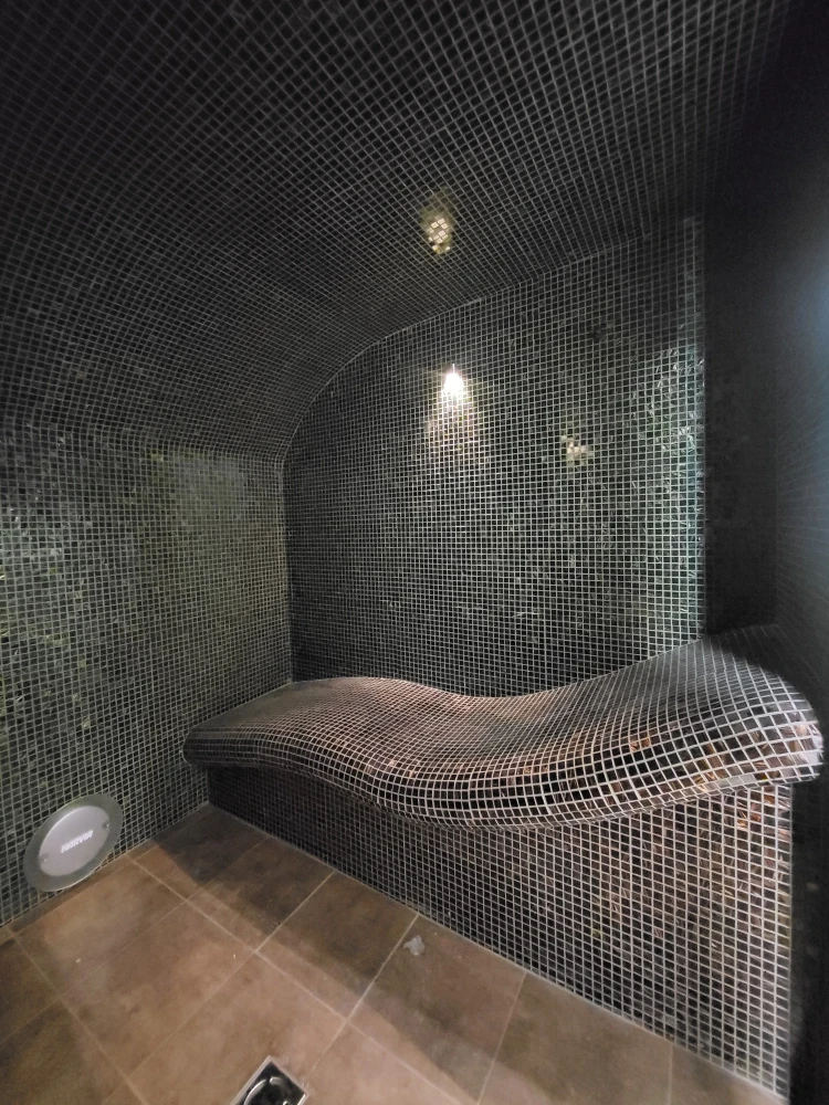Parná sauna s ergonomickými lavicami