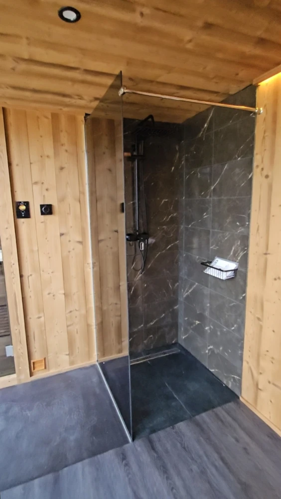 Saunový wellness dom so sprchovým kútom