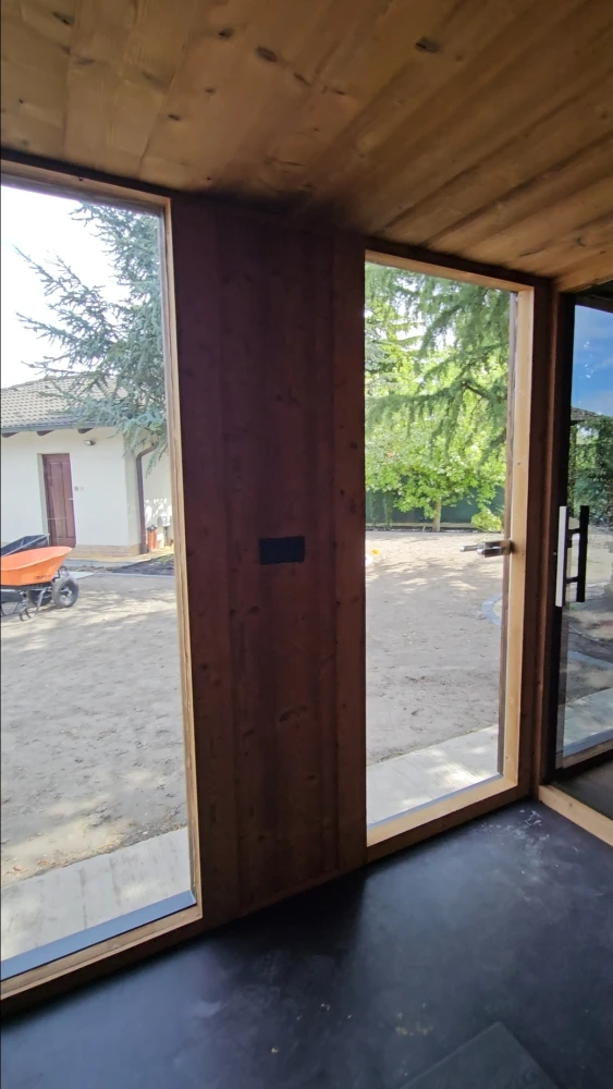 Saunový wellness dom so sprchovým kútom