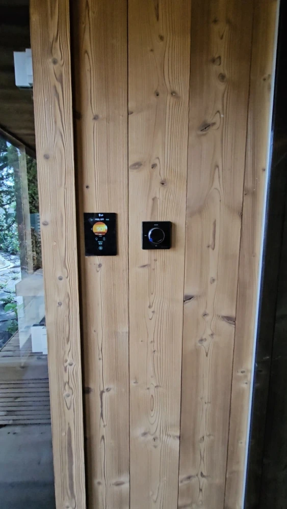Saunový wellness dom so sprchovým kútom