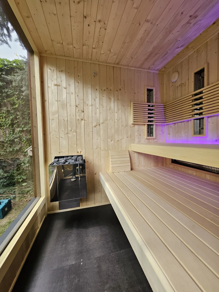 Exteriérový sauna dom s prestrešením vírivky