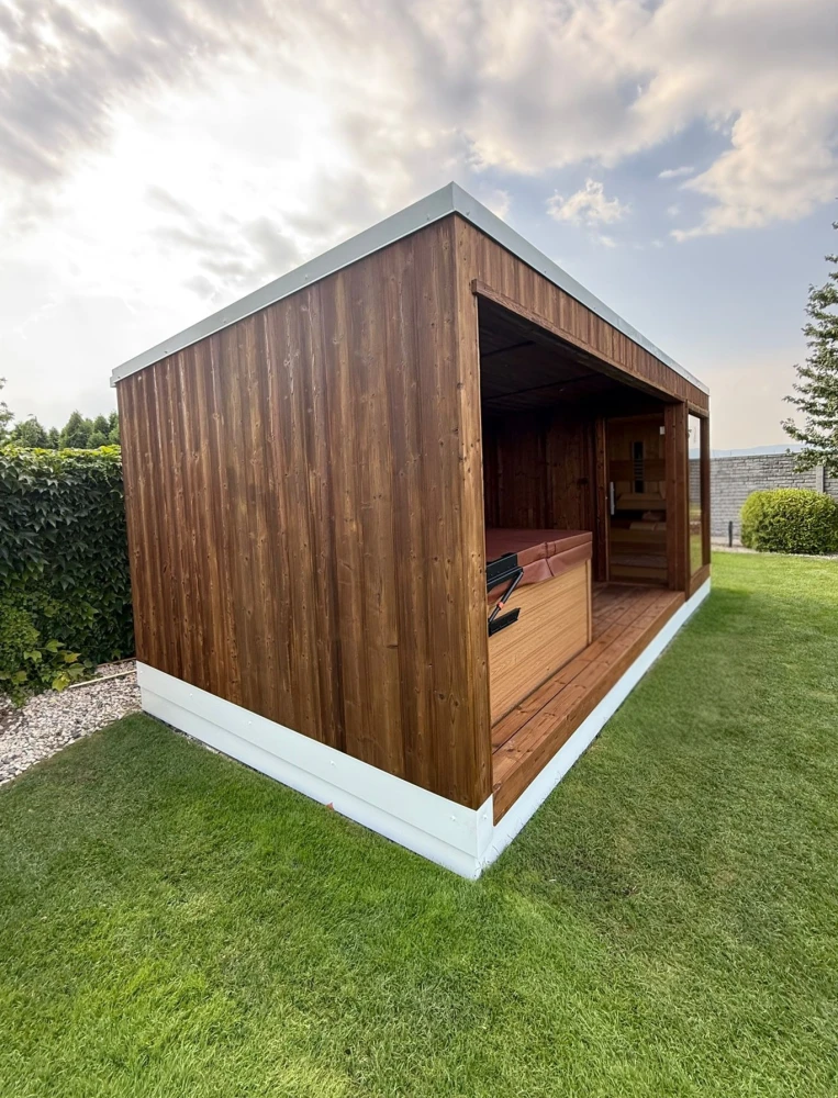 Exteriérový sauna dom s prestrešením vírivky