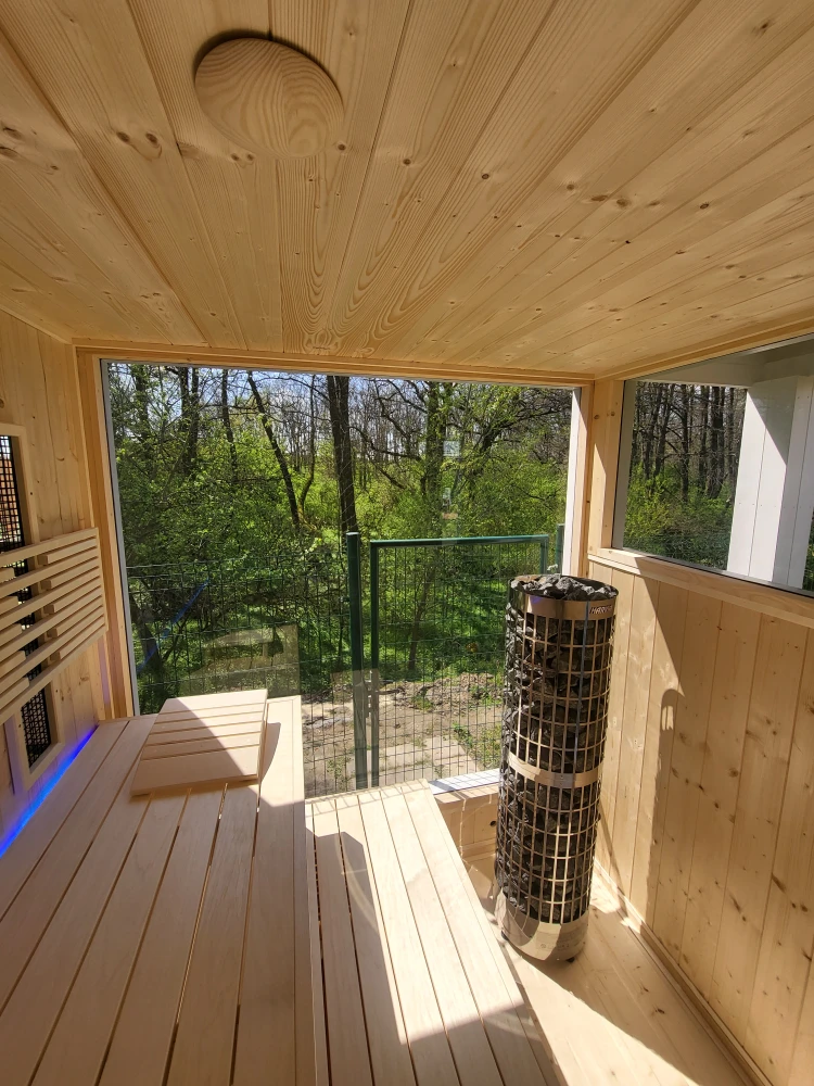 Exteriérová sauna s prístreškom