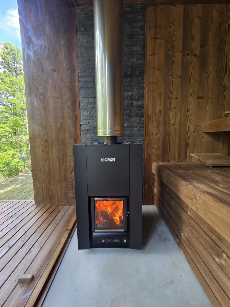 Exteriérová sauna s výhľadom na les