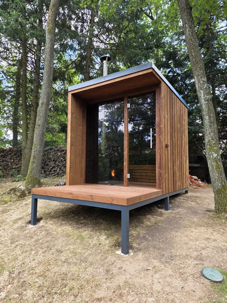 Exteriérová sauna s výhľadom na les