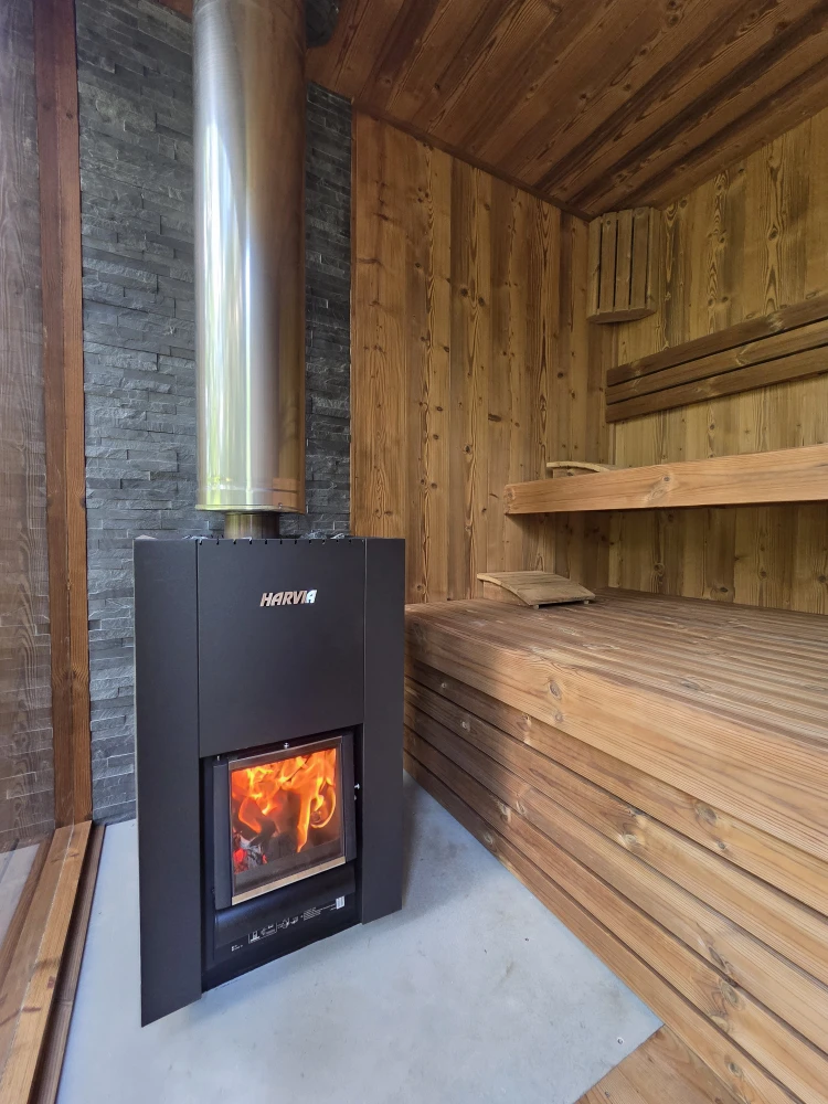 Exteriérová sauna s výhľadom na les